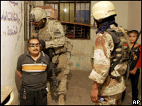 Lính Mỹ bắt nghi phạm dân quân tại Iraq