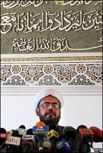 Mohammed Bashar Al-Faidi, porta-voz da Associação dos Estudiosos Muçulmanos, falando em Bagdá, no Iraque 