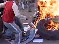 Manifestantes queimam pneus