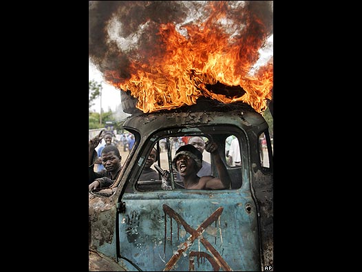 Un militante durante un bloqueo a una carretera en Kenia