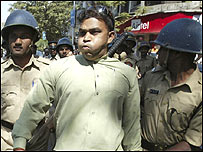 एक ग़िरफ़्तार व्यक्ति (फ़ाइल फ़ोटो)