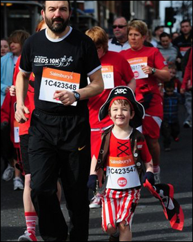 英里赛参加者 - 打扮成海盗的孩子