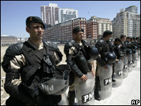 Policiais em frente ao local onde será realizada a cúpula
