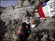 Dos niños juegan delante de los mensajes de ánimo a los mineros.