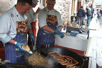 Coginio sosejis ar y stryd mewn gŵyl fwyd