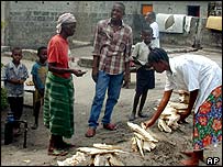 Mulher vendendo peixe no Congo