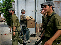 Vojáci a osadníci v pásmu Gazy