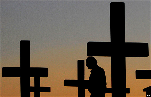 Hombre pasa por un cementerio