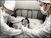 Treinamento de paramédicos para atender pacientes com Sars na China