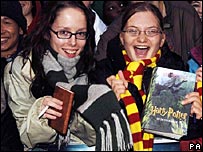 دوستداران ماجراهای هری پاتر در ميدان لستر شهر لندن، در شب افتتاحيه فيلم هری پاتر و جام آتش، نسخه هايی از کتابهای اين مجموعه را در دست گرفته اند