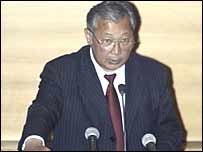 باقی اف هنگام ادای سوگند در پارلمان