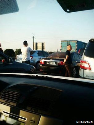 苏州苏嘉杭高速公路上被堵司机下车察看路况（网友暖卬提供图片30/9/2012）