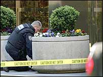 يک افسر پليس در حال بررسی صحنه انفجار