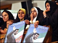 پوستر تبليغاتی محمود احمدی نژاد در دست گروهی از زنان