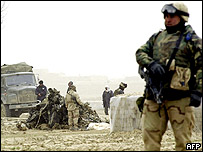 سرباز آمريکايی هنگام نگهبانی از محل سقوط هلی کوپتر