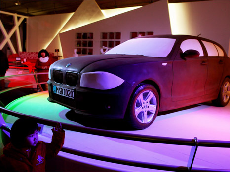 وسيارة بي ام دبليو من الشوكولاتة السوداء