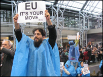 Aktivistë të shoaqatës Miqtë e Tokës