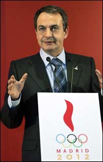 O primeiro-ministro da Espanha, Jose Luis Zapatero, participa de evento com inspetores do COI em Madri