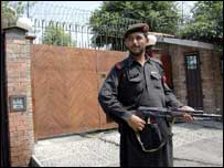 امریکی سفارتکار کے گھر سکیورٹی(فائل فوٹو)