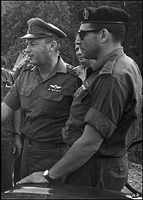 اسحاق رابين (سمت چپ) چند روز پيش از آغاز جنگ شش روزه اعراب و اسراييل