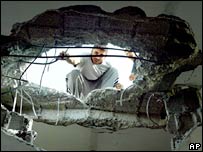 Palestinci zkoumají škody po zásahu izraelské rakety