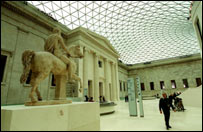 O pátio interno do Museu Britânico, conhecido como Great Court, com seu teto de vidro high-tech