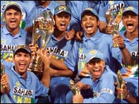 انڈیا کی ٹیم کے ممبران خوشیاں مناتے ہوئے