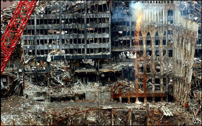 باقی مانده ساختمان های تجارت جهانی در نیویورک سه ماه پس از حملات یازده سپتامبر