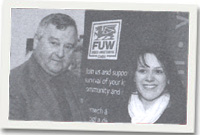 Sian Roberts yn derbyn ei gwobr am farnu ŵyn