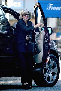 बेवरली, जॉन चारमैन की पूर्व पत्नी