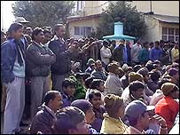 प्रदर्शन करते लोग