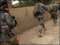 Soldados americanos fazem patrulha em Bagdá, 10/03/2008. Foto: Getty Images. 