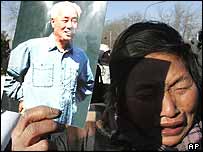 Cao Ziyang'ın fotoğrafını taşıyan Çinli bir kadın