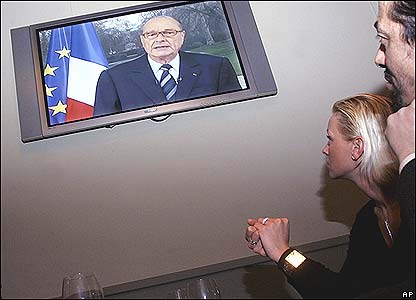 Presiden Chirac menyampaikan pidato di televisi kepada warganya tentang keputusannya mendukung UU ketenagakerjaan pemuda kontroversial, CPE setelah unjukrasa terjadi di banyak tempat.