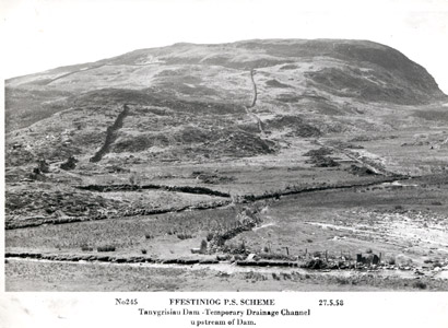 Moel Ystradau gyda gweddillion Chwarel Brooks ac Afon Ystradau. Mai 27, 1958.