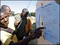 Eleitor confere resultado parcial da eleição em parte externa de posto eleitoral