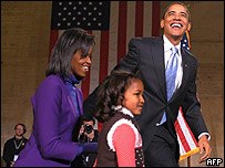 Barack Obama e sua família (a esposa Michelle e a filha Sasha) embarcam na Filadélfia (Foto: AFP)