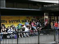 Fãs fazem fila para comprar o novo livro da franquia