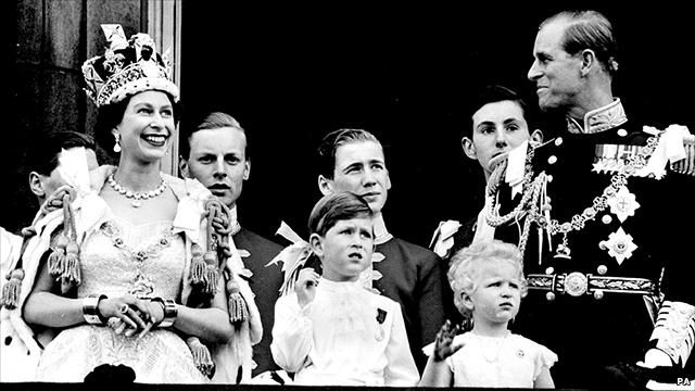 ملکه چې د واکمنۍ تاج يې نوى پر سر ايښى وو له خپلې کورنۍ سره د بکنگهم ماڼۍ په برنډه کې ولاړه ده.