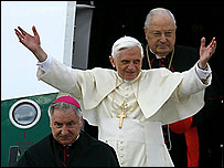 Giáo Hoàng Benedicto XVI xuống sân bay ở Warszawa