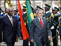 O presidente de Angola, José Eduardo dos Santos, e o presidente Lula, em Luanda (Foto: Ricardo Stuckert/PR)