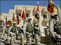 Soldados americanos marcham em frente a um dos palácio do ex-líder Saddam Hussein