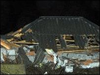 зруйнована споруда на полі