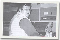 Lorna Richards gyda'r peiriant swmddio