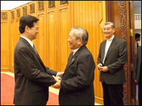 Thủ tướng Nguyễn Tấn Dũng bắt tay Giám mục Nguyễn Văn Nhơn