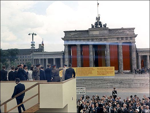 El presidente de EE.UU. John Kennedy visita el Muro de Berlín en 1963