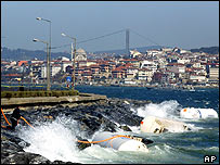 Cisterny přitažené ke břehu