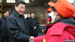 习近平与北京西城区环卫工人握手（新华社图片8/2/2013）