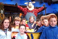 Disgyblion Ysgol Maes Hyfryd gyda Costas a'r trelar wnaethon nhw ddylunio iddo