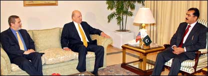 یوسف رضا گیلانی، جان نیگروپونٹے اور رچرڈ باؤچر